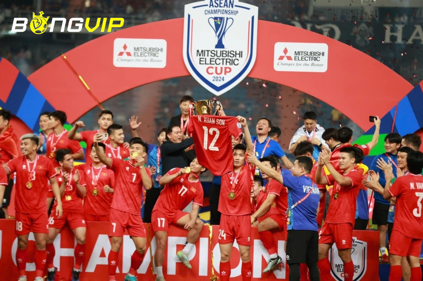 ĐT Việt Nam nâng cúp vô địch AFF Cup 2024 trên đất Thái Lan (Ảnh: CLB Nam Định)