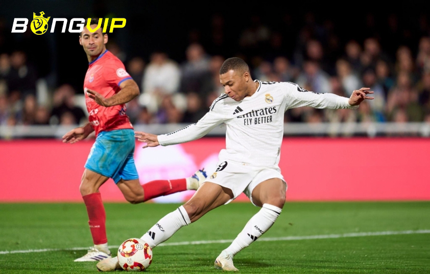 Mbappe được tung vào sân trong hiệp 2 (Ảnh: Getty).