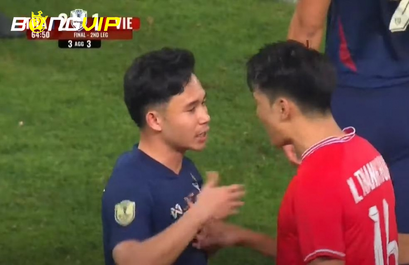 Supachok sau đó ghi bàn cho Thái Lan ở một tình huống thiếu fairplay (Ảnh chụp màn hình)